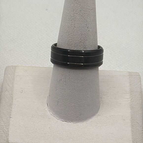 Brand New!! Size 14 Titanium plated beveled edge band, ring - Picture 1 of 4